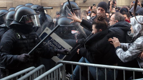 Mossos d´Esquadra frente a simpatizantes independentistas, que protestan en las inmediaciones de la Llotja de Mar de Barcelona. /EFE Mossos d´Esquadra frente a simpatizantes independentistas, que protestan en las inmediaciones de la Llotja de Mar de Barcelona. /EFE