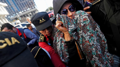 La ex primera dama de Guatemala y ex candidata presidencial Sandra Torres (c) es detenida por financiamiento electoral ilícito, en Ciudad de Guatemala (Guatemala). EFE/Esteban Biba La ex primera dama de Guatemala y ex candidata presidencial Sandra Torres (c) es detenida por financiamiento electoral ilícito, en Ciudad de Guatemala (Guatemala). EFE/Esteban Biba