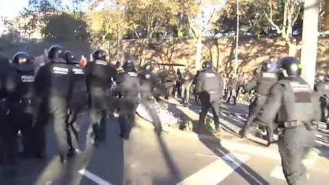 Primeras cargas policiales contra los CDR en Barcelona Primeras cargas policiales contra los CDR en Barcelona