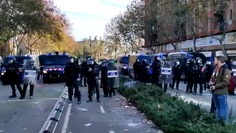 Manifestantes en Estaciò de França y Paral.lel tras las cargas policiales Manifestantes en Estaciò de França y Paral.lel tras las cargas policiales