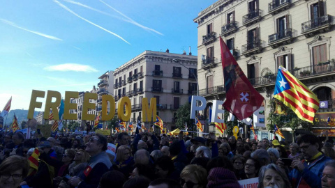 Manifestantes convocados por Òmnium concentrados en la Estació de França. /ENRIC PLANAS Manifestantes convocados por Òmnium concentrados en la Estació de França. /ENRIC PLANAS