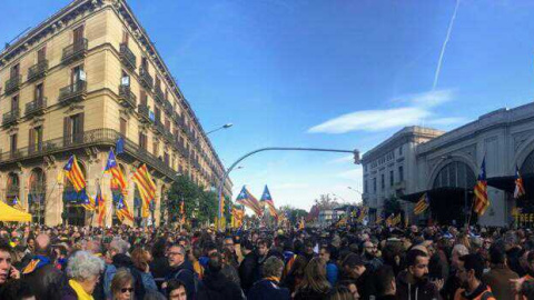 Manifestantes convocados por Òmnium concentrados en la Estació de França. /ENRIC PLANAS Manifestantes convocados por Òmnium concentrados en la Estació de França. /ENRIC PLANAS