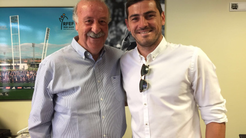 Casillas ha colgado en Twitter esta fotografía con Del Bosque. Casillas ha colgado en Twitter esta fotografía con Del Bosque.
