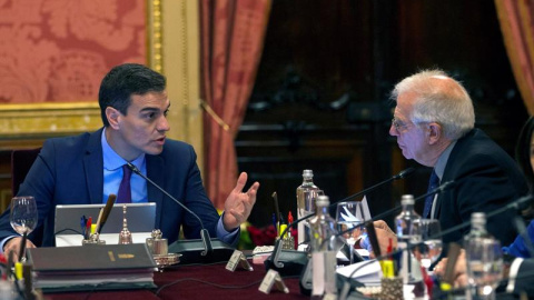 El presidente del Gobierno, Pedro Sánchez, conversa con el ministro de Asuntos Exteriores, Josep Borrell (d), durante la reunión del Consejo de Ministros. /EFE El presidente del Gobierno, Pedro Sánchez, conversa con el ministro de Asuntos Exteriores, Josep Borrell (d), durante la reunión del Consejo de Ministros. /EFE