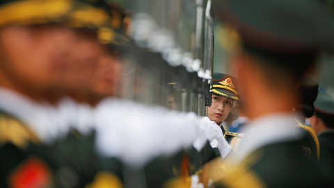 La guardia de honor se prepara para recibir al primer ministro griego Alexis Tsipras en Pekín, China. REUTERS/Damir Sagolj