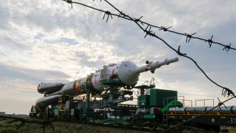 La nave espacial Soyuz MS tripulada al lado de la Estación Espacial Internacional ( ISS ) de Kate Rubins de los EE.UU. , Anatoly Ivanishin de Rusia y Takuya Onishi de Japón se desplazan desde un hangar de ensamblaje a la plataforma de lanza