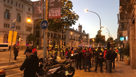 Ciudadanos y efectivos policiales apostados en los alrededores de la Llotja de Mar. /EUROPA PRESS
