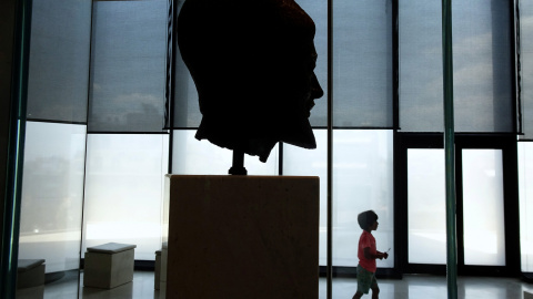 Un joven turista camina frente a una cabeza de bronce datada del 470-480 AC de un hoplita barba ( soldado ) en el interior del Museo de la Acrópolis en Atenas , Grecia.-  REUTERS / Yannis Behrakis
