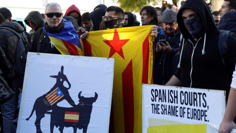 Simpatizantes independentistas protestan en las inmediaciones de la Llotja de Mar de Barcelona/EFE