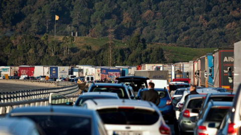 Decenas de vehículos permanecen atrapados durante la retención que ha provocado en la autopista AP-7, a la altura de Girona/EFE