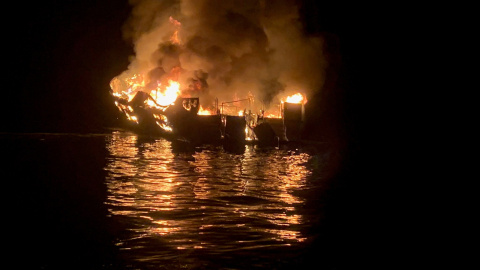 02/09/2019.- El incendio y posterior hundimiento de un barco de buceo que deja al menos 20 muertos en California. / EFE 02/09/2019.- El incendio y posterior hundimiento de un barco de buceo que deja al menos 20 muertos en California. / EFE