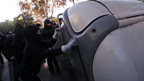 Los Mossos han cargado contra un grupo de Comités de Defensa de la República (CDR), algunos de ellos encapuchados, que arrojaban vallas y otro tipo de objetos al cordón policial/REUTERS
