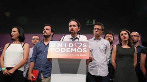 Pablo Iglesias junto con Íñigo Errejón, Irene Montero y más miembros de la confluencia Unidos Podemos