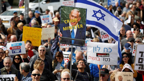 Varios manifestantes protestan contra la corrupción gubernamental y reclaman la dimisión del primer ministro israelí, Benjamin Netanyahu, en la plaza Habima de Tel Aviv, Israel. EFE/ Abir Sultan Varios manifestantes protestan contra la corrupción gubernamental y reclaman la dimisión del primer ministro israelí, Benjamin Netanyahu, en la plaza Habima de Tel Aviv, Israel. EFE/ Abir Sultan