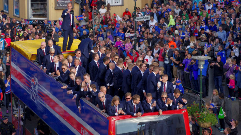 Los jugadores islandeses recorren las calles abarrotadas de Reikiavik. /REUTERS Los jugadores islandeses recorren las calles abarrotadas de Reikiavik. /REUTERS