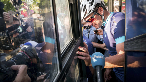 El ciclista Lance Armstrong rodeado de periodistas antes de participar en un evento de caridad 'One Day Ahead' de Geoff Thomas en una etapa del 102º Tour de Francia de Muret a Rodez, 16 de julio, 2015. REUTERS/Fred Lancelot