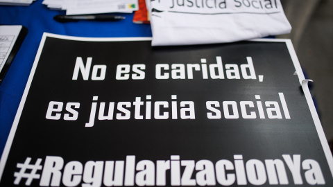 Un cartel en una concentración para exigir la regularización de todas las personas migrantes en situación administrativa irregular, a 19 de febrero de 2022, en Madrid (España). Un cartel en una concentración para exigir la regularización de todas las personas migrantes en situación administrativa irregular, a 19 de febrero de 2022, en Madrid (España).