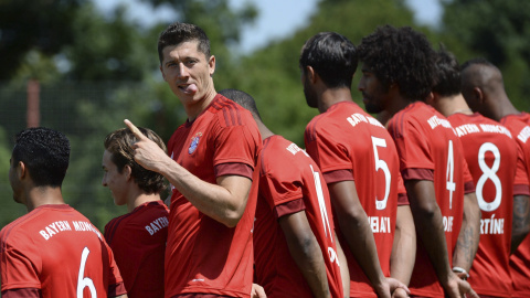 El delantero polaco del Bayern de Múnich, Robert Lewandowski, antes de posar para la fotografía oficial del equipo en Múnich, Alemania, hoy, 16 de julio de 2015. EFE/ANDREAS GEBERT
