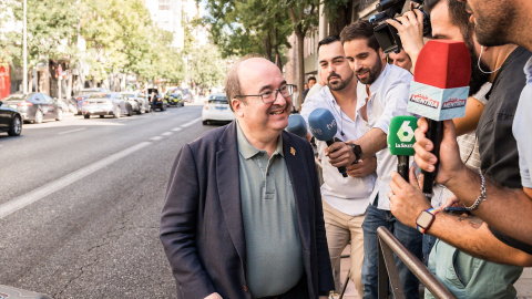 El ministro de Cultura y Deportes en funciones, Miquel Iceta, atiende a los medios tras una reunión del PSOE en Madrid, a 16 de agosto de 2023. El ministro de Cultura y Deportes en funciones, Miquel Iceta, atiende a los medios tras una reunión del PSOE en Madrid, a 16 de agosto de 2023.