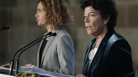 La ministra portavoz del Gobierno, Isabel Celaá (d), acompañada por la ministra de Administraciones Territoriales, Meritxell Batet (i), durante la rueda de prensa ofrecida tras finalizar la Reunión del consejo de ministros celebrado esta ma La ministra portavoz del Gobierno, Isabel Celaá (d), acompañada por la ministra de Administraciones Territoriales, Meritxell Batet (i), durante la rueda de prensa ofrecida tras finalizar la Reunión del consejo de ministros celebrado esta ma