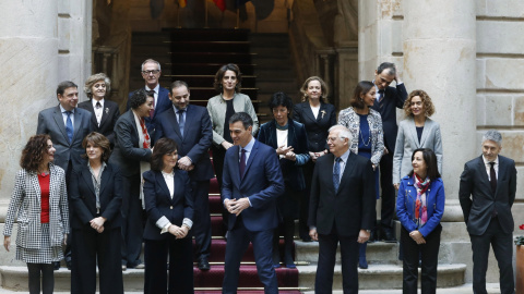 El presidente del Gobierno, Pedro Sánchez , junto a los miembros de su gabinete, posa para la foto de familia momentos antes de la reunión del Consejo de Ministros en la Llotja de Mar de Barcelona. EFE/Andreu Dalmau El presidente del Gobierno, Pedro Sánchez , junto a los miembros de su gabinete, posa para la foto de familia momentos antes de la reunión del Consejo de Ministros en la Llotja de Mar de Barcelona. EFE/Andreu Dalmau