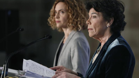 La ministra portavoz del Gobierno, Isabel Celaá, acompañada por la ministra de Administraciones Territoriales, Meritxell Batet, durante la rueda de prensa ofrecida tras finalizar la Reunión del consejo de ministros | Andreu Dalmau / EFE La ministra portavoz del Gobierno, Isabel Celaá, acompañada por la ministra de Administraciones Territoriales, Meritxell Batet, durante la rueda de prensa ofrecida tras finalizar la Reunión del consejo de ministros | Andreu Dalmau / EFE