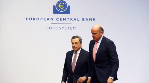 El presidente del BCE, el italiano Mario Draghi, y el vicepresidente de la entidad, el español Luis de Guindos, tras una de las ruedas de prensa mensuales en la sede del banco, en Fráncfort. REUTERS/Ralph Orlowski El presidente del BCE, el italiano Mario Draghi, y el vicepresidente de la entidad, el español Luis de Guindos, tras una de las ruedas de prensa mensuales en la sede del banco, en Fráncfort. REUTERS/Ralph Orlowski