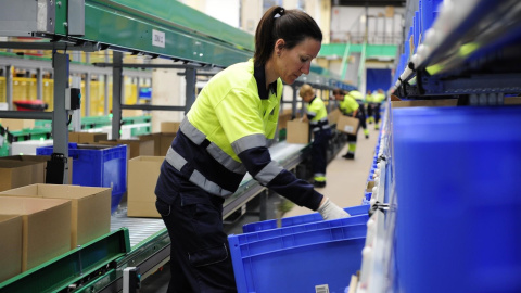 Trabajadora en una fábrica. E.P. Trabajadora en una fábrica. E.P.