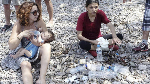 Una mujer da un biberón a un bebé en la isla de Lesbos (Grecia). EFE/Stratis Tsoulelis Una mujer da un biberón a un bebé en la isla de Lesbos (Grecia). EFE/Stratis Tsoulelis
