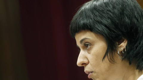 La diputada de la CUP Anna Gabriel durante su intervención ante el pleno del Parlament./ EFE La diputada de la CUP Anna Gabriel durante su intervención ante el pleno del Parlament./ EFE