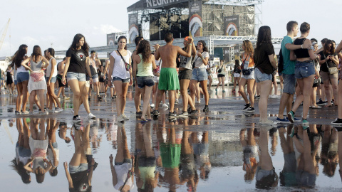 Varias jóvenes tras la tormenta registrada hoy en la primera jornada grande del festival Arenal Sound que se celebra en Burriana. EFE Varias jóvenes tras la tormenta registrada hoy en la primera jornada grande del festival Arenal Sound que se celebra en Burriana. EFE