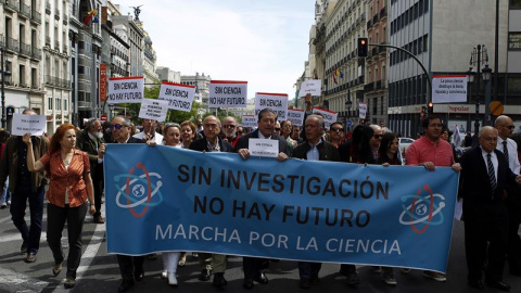 Científicos españoles se suman frente al Ministerio de Educación, en Madrid, a la marcha mundial por la ciencia. EFE/Víctor Lerena Científicos españoles se suman frente al Ministerio de Educación, en Madrid, a la marcha mundial por la ciencia. EFE/Víctor Lerena