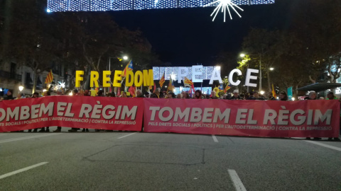 La capçalera de la manifestació unitària del 21-D. ANDER ZURIMENDI La capçalera de la manifestació unitària del 21-D. ANDER ZURIMENDI