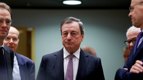 El presidente del BCE, Mario Draghi, a su llegada a la reunión del Eurogrupo en Bruselas. REUTERS/Francois Lenoir El presidente del BCE, Mario Draghi, a su llegada a la reunión del Eurogrupo en Bruselas. REUTERS/Francois Lenoir