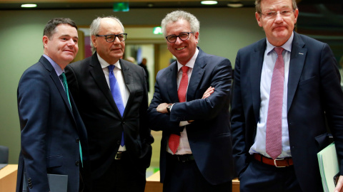 De izda a dcha, el ministro de Finanzas irlandés, Paschal Donohoe, el maltés, Edward Scicluna, el luxemburgués, Pierre Gramegna, y el belga, Johan Van Overtveldt, antes de la reunión del Eurogrupo, en Bruselas. EFE/ Olivier Hoslet De izda a dcha, el ministro de Finanzas irlandés, Paschal Donohoe, el maltés, Edward Scicluna, el luxemburgués, Pierre Gramegna, y el belga, Johan Van Overtveldt, antes de la reunión del Eurogrupo, en Bruselas. EFE/ Olivier Hoslet