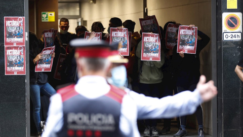 Miembros del Sindicat del Habitatge del Raval y Arran, durante la ocupación de la sede de Esquerra Republicana de Catalunya (ERC) en la calle Calabria de Barcelona, como medida de protesta por el desahucio del edificio conocido como bloc Ll Miembros del Sindicat del Habitatge del Raval y Arran, durante la ocupación de la sede de Esquerra Republicana de Catalunya (ERC) en la calle Calabria de Barcelona, como medida de protesta por el desahucio del edificio conocido como bloc Ll