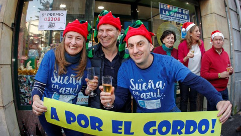 En Oviedo han sido vendidos tres décimos del Gordo en un despacho situado en el número 8 de la calle Jovellanos, en la imagen, los administradores lo celebran en la puerta del local.. /EFE En Oviedo han sido vendidos tres décimos del Gordo en un despacho situado en el número 8 de la calle Jovellanos, en la imagen, los administradores lo celebran en la puerta del local.. /EFE