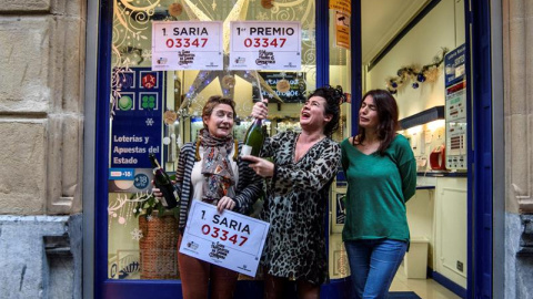 La administración de lotería ubicada en el número 16 de la calle Ledesma de Bilbao, que ha vendido el número 03.347, agraciado con el Gordo de Navidad, distribuyó en ventanilla y muy repartidos los décimos premiados. /EFE La administración de lotería ubicada en el número 16 de la calle Ledesma de Bilbao, que ha vendido el número 03.347, agraciado con el Gordo de Navidad, distribuyó en ventanilla y muy repartidos los décimos premiados. /EFE