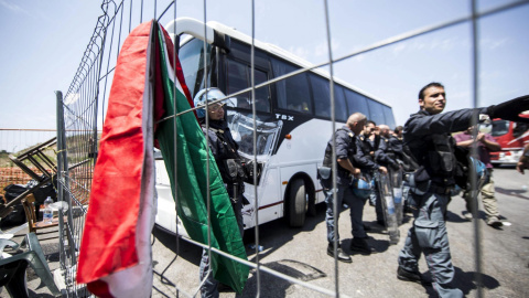 La policía italiana se prepara para despejar la carretera de manifestantes que protestan contra la llegada de un grupo de refugiados a un suburbio en el norte de Roma (Italia) hoy, 17 de julio de 2015.