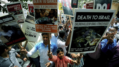 Un grupo de musulmanes chiítas muestran pancartas durante una protesta con motivo del Día Internacional de Al Quds en Bangalore (India). Es un evento anual que se celebra el último viernes de ramadán para clamar contra la opresión de Israel