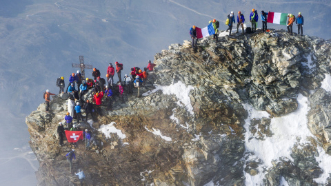 Montañeros de Suiza, Italia, Francia y Reino Unido escalan el monte cervino cuando se conmemora el 150 aniversario del primer ascenso al también conocido como Matterhorn en Zermatt (Suiza) hoy, 17 de julio de 2015. EFE/Dominic Steinmann