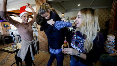 Un bar de un barrio de la ciudad de Alicante ha vendido 120 décimos del segundo premio de la Lotería, el 21.015, que ha comprado en una administración de Almansa (Albacete). /EFE Un bar de un barrio de la ciudad de Alicante ha vendido 120 décimos del segundo premio de la Lotería, el 21.015, que ha comprado en una administración de Almansa (Albacete). /EFE