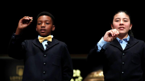 Los niños de San Ildefonso Yanisse Alexandra Soto y Julián Steven Mendoza muestran el número 63025 que ha sido premiado con uno de los quintos premios. /EFE Los niños de San Ildefonso Yanisse Alexandra Soto y Julián Steven Mendoza muestran el número 63025 que ha sido premiado con uno de los quintos premios. /EFE