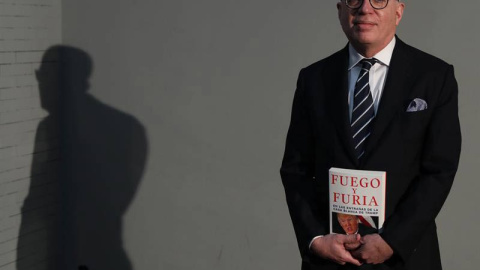 Michael Wolff durante la presentación de 'Fuego y furia', el libro basado en los testimonios de los altos cargos de la Casa Blanca sobre Donald Trump. | J.J. GUILLÉN (EFE) Michael Wolff durante la presentación de 'Fuego y furia', el libro basado en los testimonios de los altos cargos de la Casa Blanca sobre Donald Trump. | J.J. GUILLÉN (EFE)