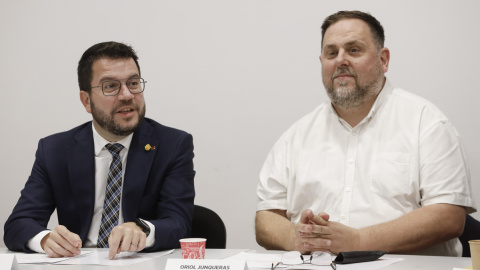 La dirección de ERC, encabezada por Pere Aragonès (izquierda), y Oriol Junqueras (derecha), tras una reunión en su sede. La dirección de ERC, encabezada por Pere Aragonès (izquierda), y Oriol Junqueras (derecha), tras una reunión en su sede.