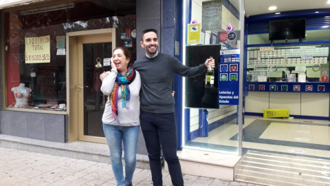 Los dueños de la Administración de Lotería número 7 de Albacete, situada en la Avenida de España, ha vendido 200 décimos del número 21.015, el segundo premio del sorteo de la Lotería de Navidad. /EUROPA PRESS Los dueños de la Administración de Lotería número 7 de Albacete, situada en la Avenida de España, ha vendido 200 décimos del número 21.015, el segundo premio del sorteo de la Lotería de Navidad. /EUROPA PRESS