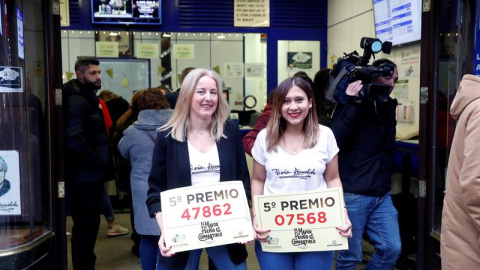 Dos empleadas de la administración de Loteria de la calle Carmen, 22, en Madrid, "Doña Manolita" muestran dos quintos premios del sorteo Extraordinario de la lotería Navidad. /EFE Dos empleadas de la administración de Loteria de la calle Carmen, 22, en Madrid, "Doña Manolita" muestran dos quintos premios del sorteo Extraordinario de la lotería Navidad. /EFE