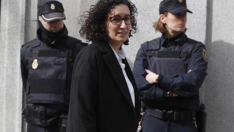 La secretaria general de ERC, Marta Rovira, a su salida del Tribunal Supremo. | JAVIER LIZÓN (EFE) La secretaria general de ERC, Marta Rovira, a su salida del Tribunal Supremo. | JAVIER LIZÓN (EFE)