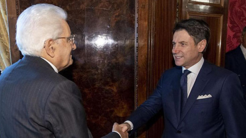 El presidente italiano, Sergio Mattarella, estrecha la mano al primer ministro, Giuseppe Conte. / EFE El presidente italiano, Sergio Mattarella, estrecha la mano al primer ministro, Giuseppe Conte. / EFE