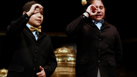 Nerea Pareja Martínez y Alonso Dávalos Durán, primera pareja de niños en el sorteo Sorteo Extraordinario de Navidad que han cantado el primero de los grandes premios del sorteo, un quinto. /EFE Nerea Pareja Martínez y Alonso Dávalos Durán, primera pareja de niños en el sorteo Sorteo Extraordinario de Navidad que han cantado el primero de los grandes premios del sorteo, un quinto. /EFE